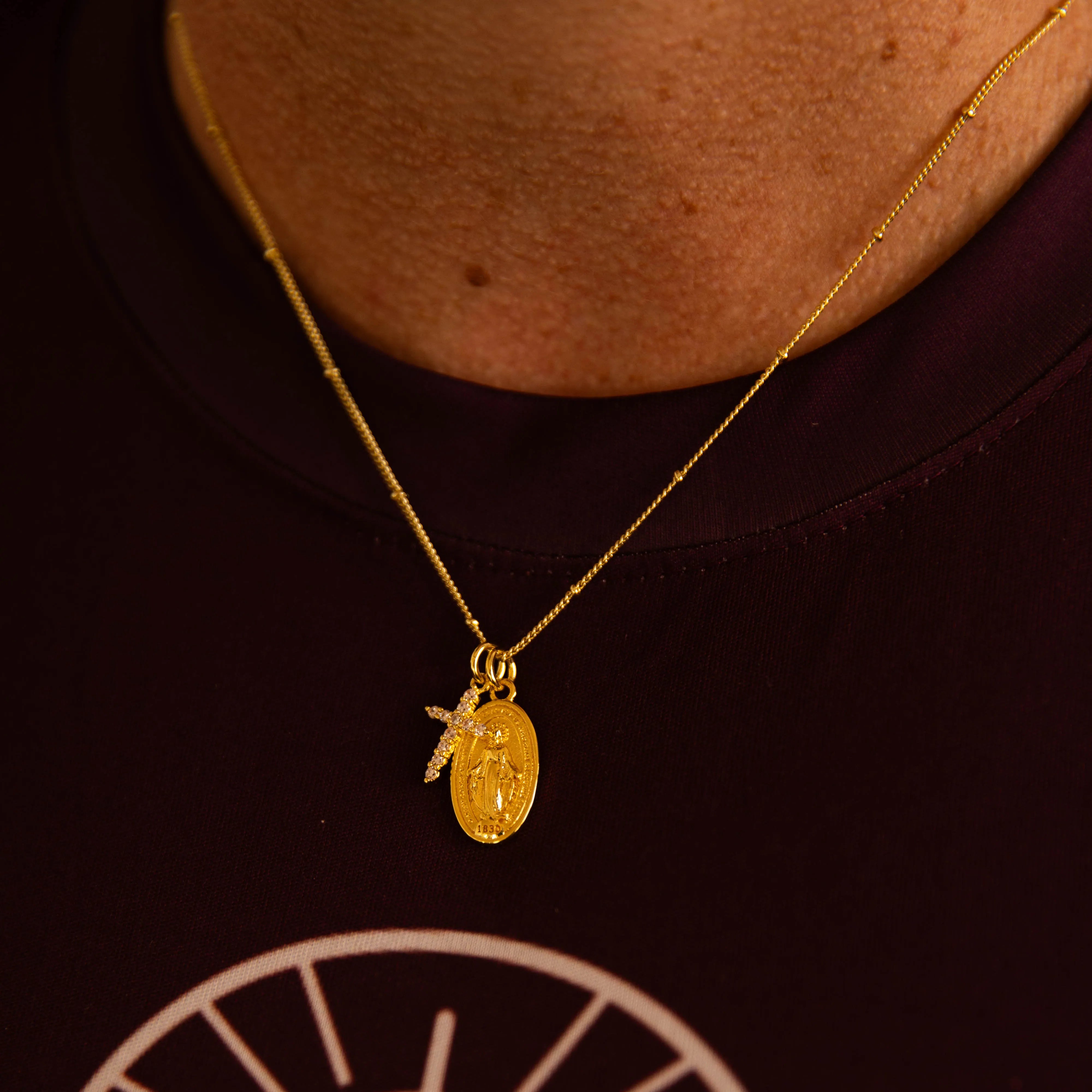 Colar Virgem Maria com Cruz de Zircônia – Colar Religioso Feminino Delicado