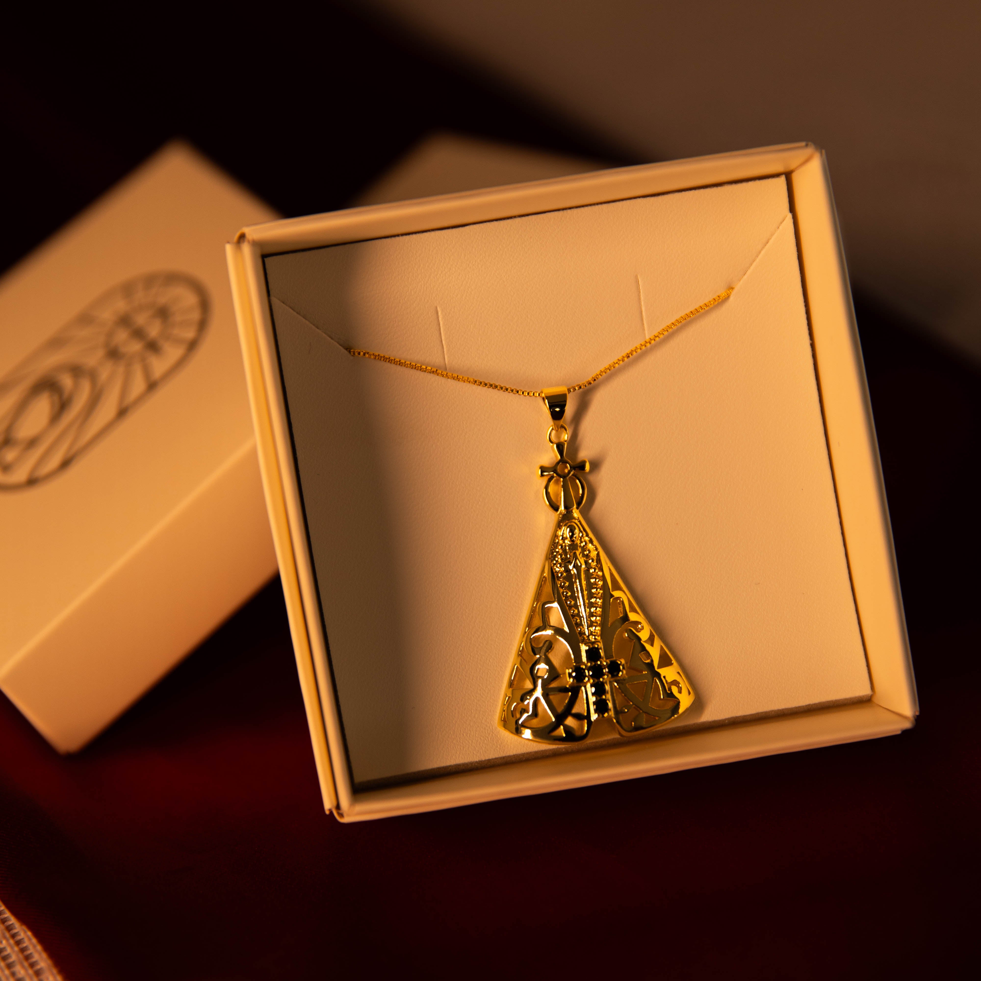 Colar Nossa Senhora Essência Divina Ouro 14k – Pingente Religioso Feminino Vazado com Cruz