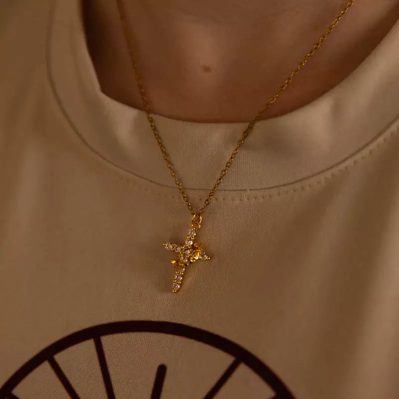 Colar Cruz e Coroa de Cristo – Zircônia Premium & Ouro 14K