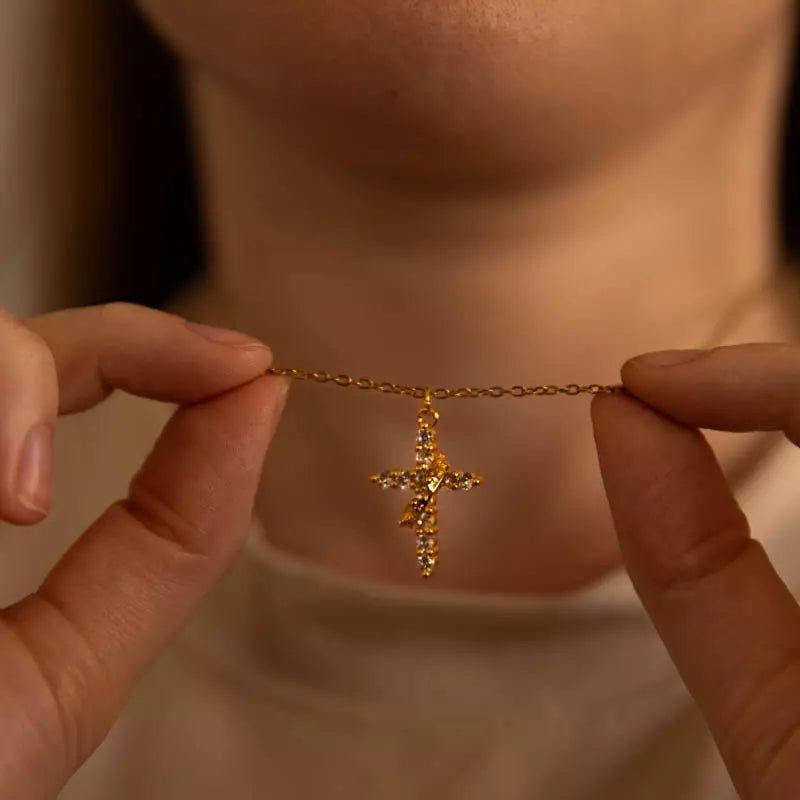 Colar Cruz e Coroa de Cristo – Zircônia Premium & Ouro 14K