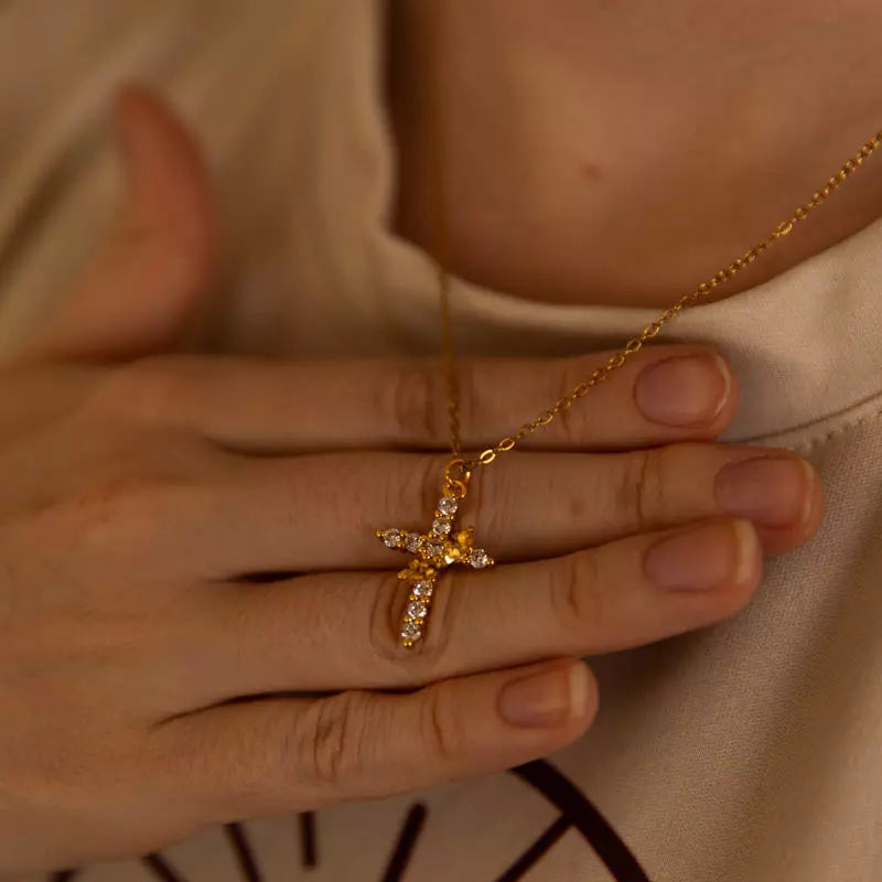 Colar Cruz e Coroa de Cristo – Zircônia Premium & Ouro 14K