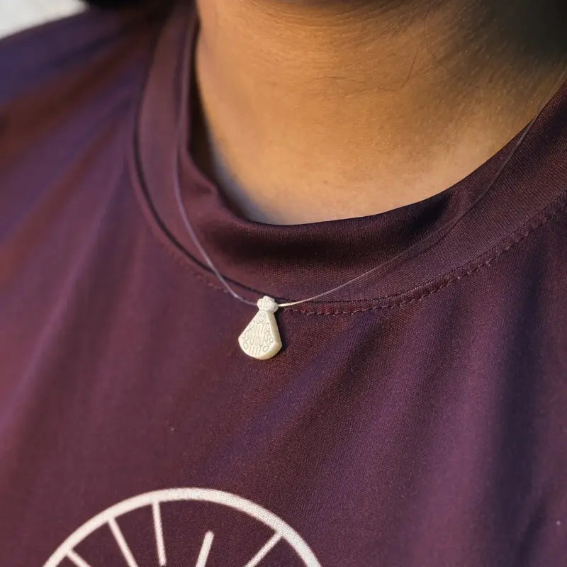 Colar Nossa Senhora Aparecida de Madrepérola no fio de nylon