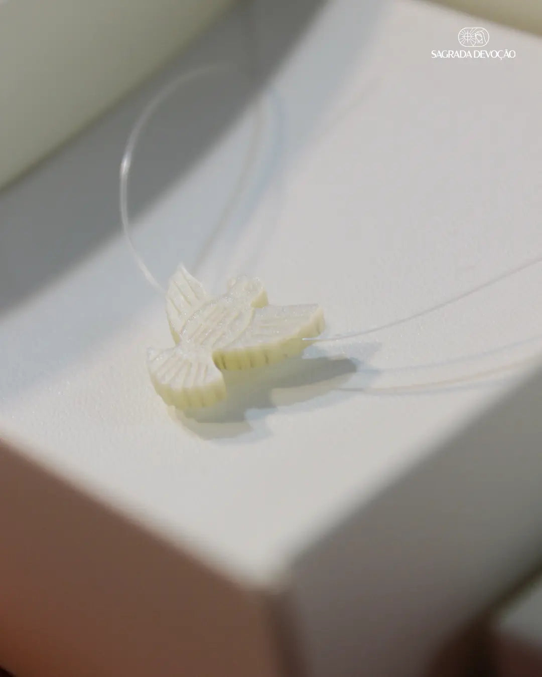 Colar Espírito Santo de Madrepérola no fio de nylon