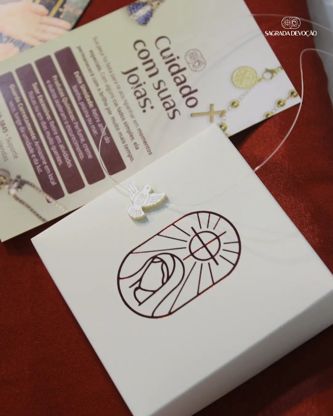 Colar Espírito Santo de Madrepérola no fio de nylon