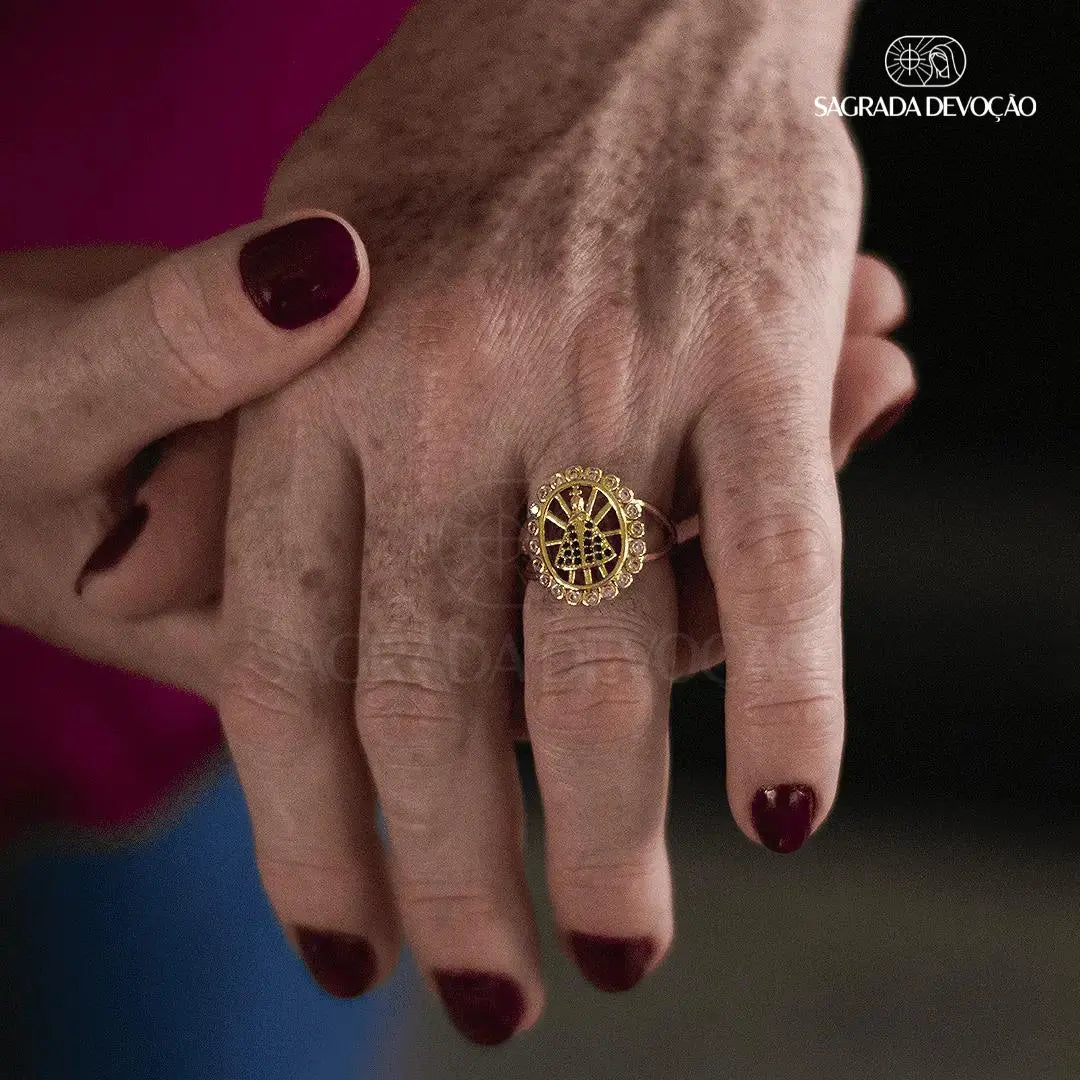 Anel Nossa Senhora Aparecida Ajustável Ouro 14k – Anel Religioso Feminino com Zircônias