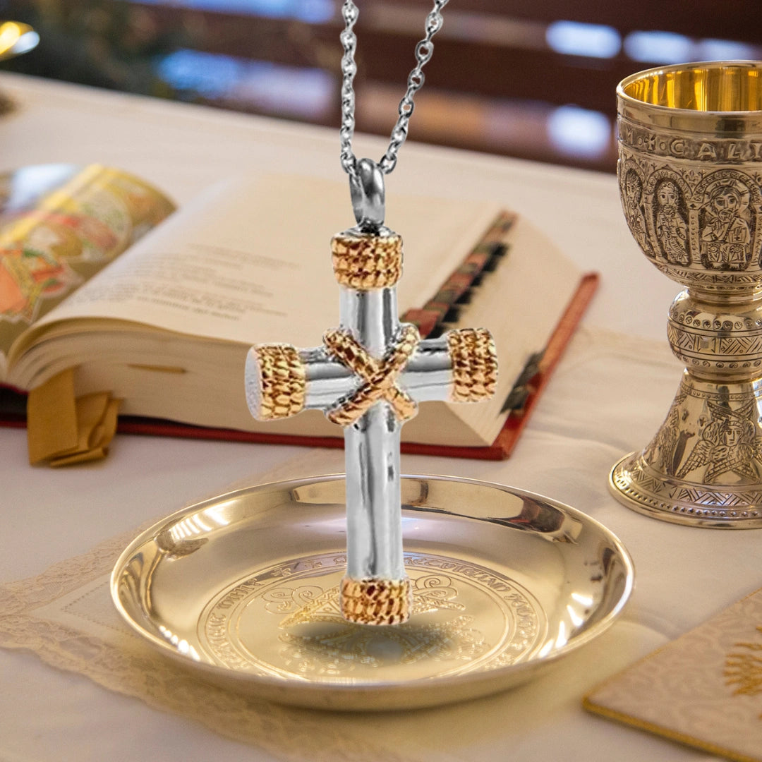 Colar Cruz com Corda Amarrada