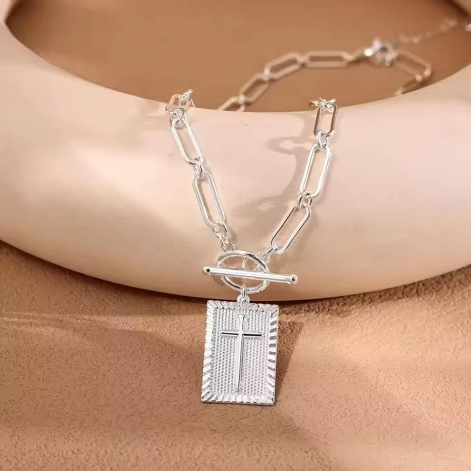 Colar Medalha de Cruz Cristã – Símbolo de Fé e Salvação Masculino e Feminino