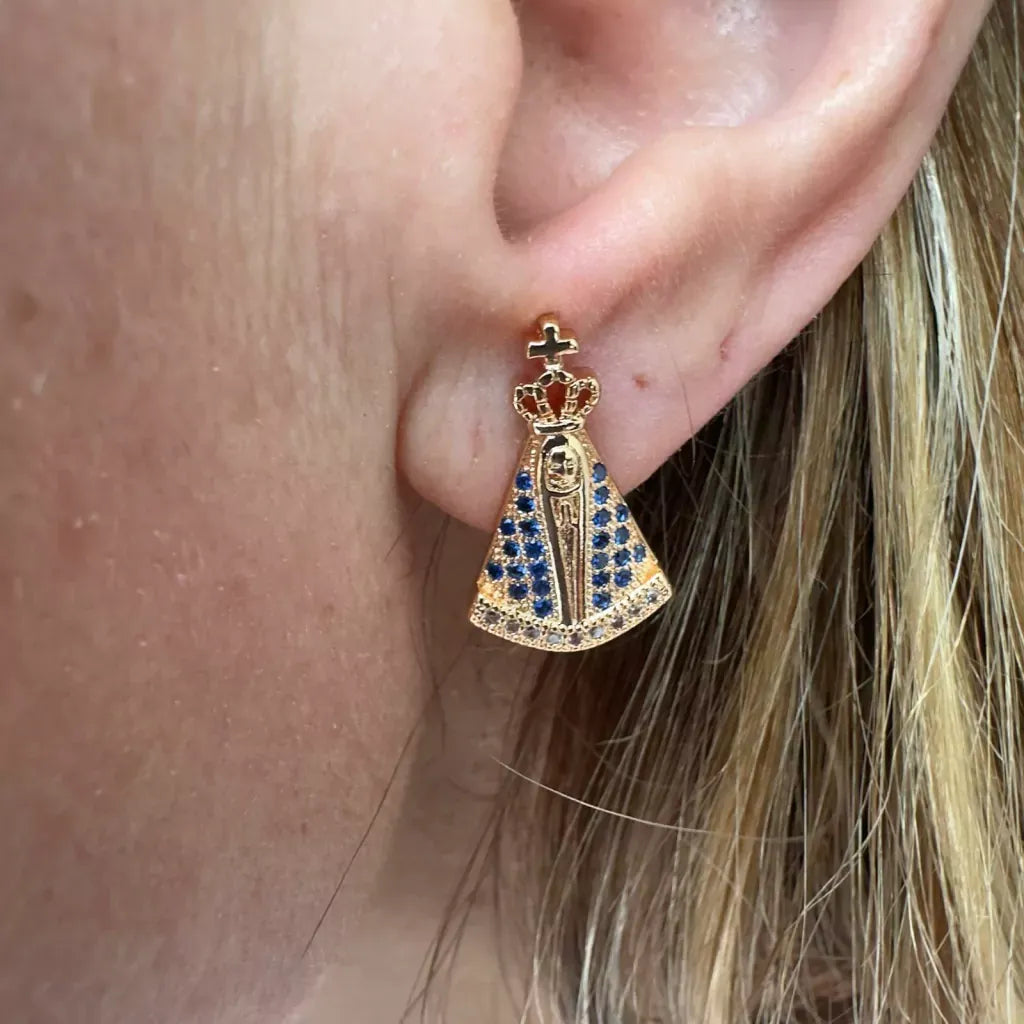 Brinco Nossa Senhora Aparecida com Zircônias Azuis Ouro 14k – Brinco Religioso Feminino Delicado