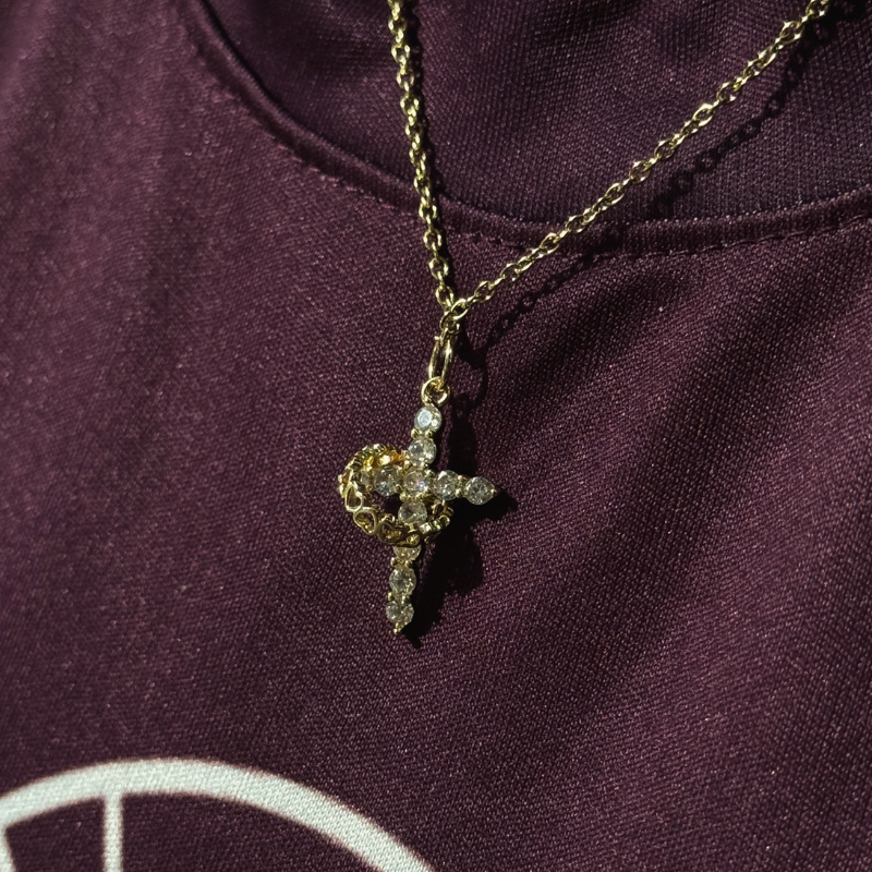 Colar Cruz com Coração Giratório Ouro ou Prata – Pingente Religioso Feminino com Zircônias