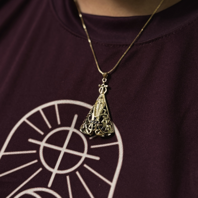 Colar Nossa Senhora Essência Sagrada Ouro 14k – Pingente Religioso Feminino Vazado com Cruz