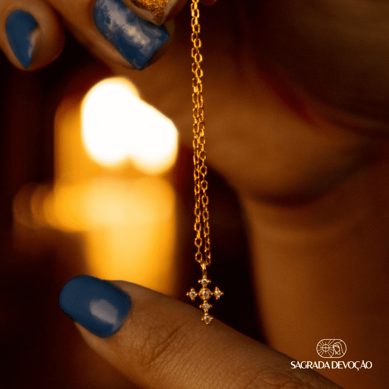 Colar com Pingente Cruz de Luxo Minimalista