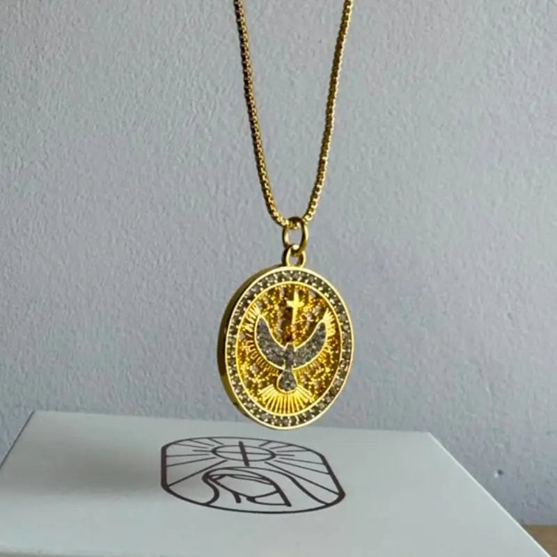 Colar Espírito Santo com Zircônias Ouro 14k – Colar Religioso Católico de Fé e Luz