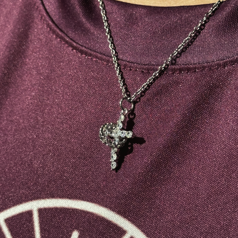 Colar Cruz com Coração Giratório Ouro ou Prata – Pingente Religioso Feminino com Zircônias