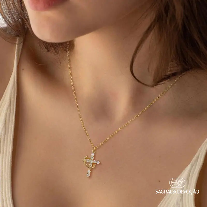 [COMPRE 1 LEVE 2] Colar Cruz de Cristo + Coroa Sagrada – Zircônia Premium & Ouro 14K