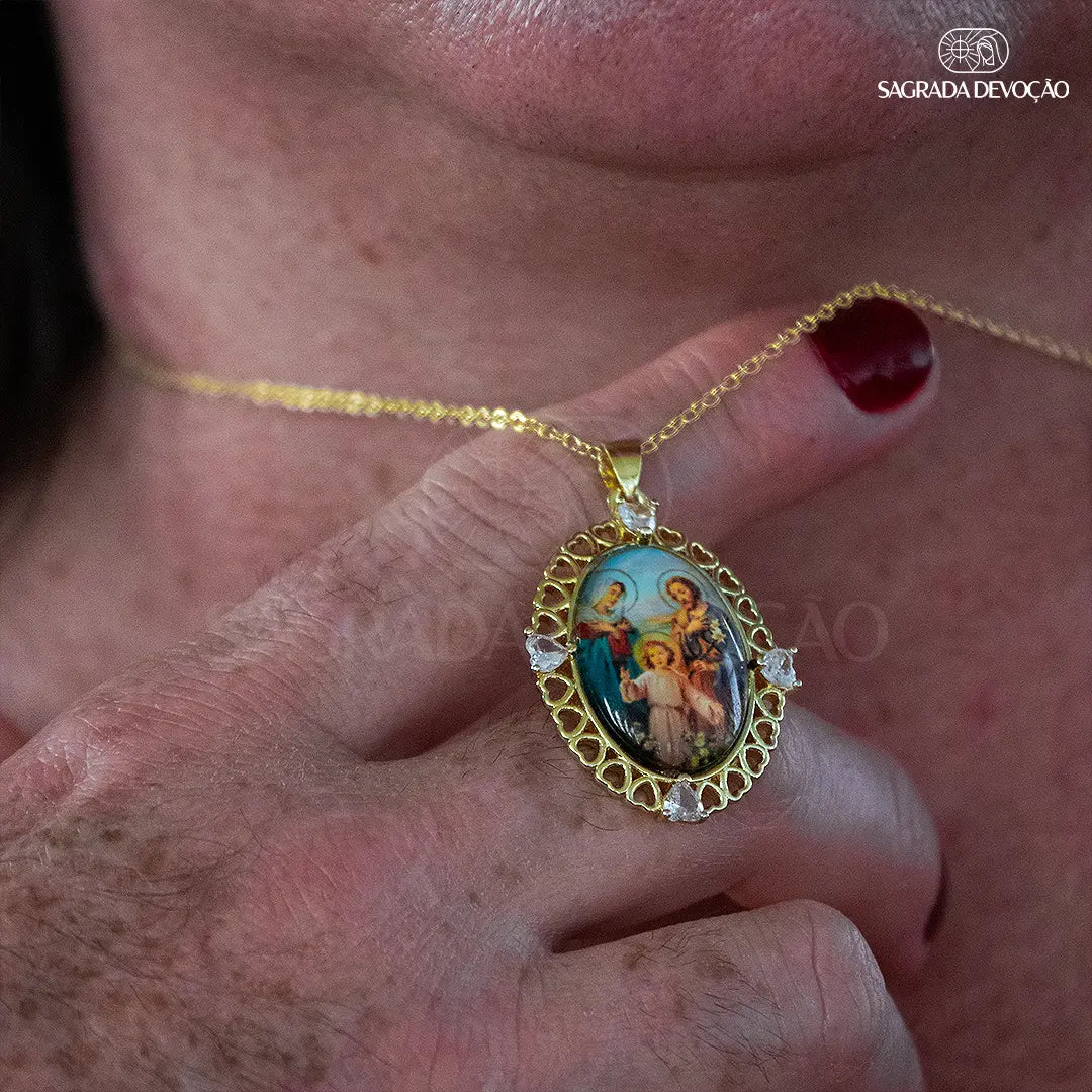 Collar Sagrada Familia con Circonitas en Oro de 18K | Caja de regalo personalizada