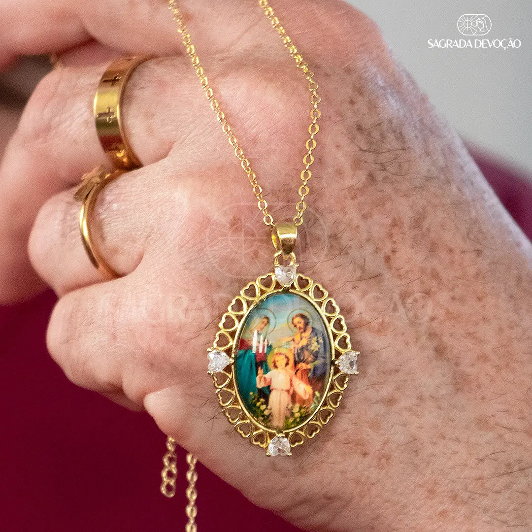 Collar Sagrada Familia con Circonitas en Oro de 18K | Caja de regalo personalizada