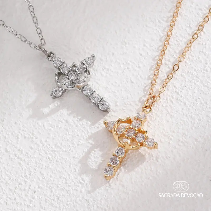 [COMPRE 1 LEVE 2] Colar Cruz de Cristo + Coroa Sagrada – Zircônia Premium & Ouro 14K