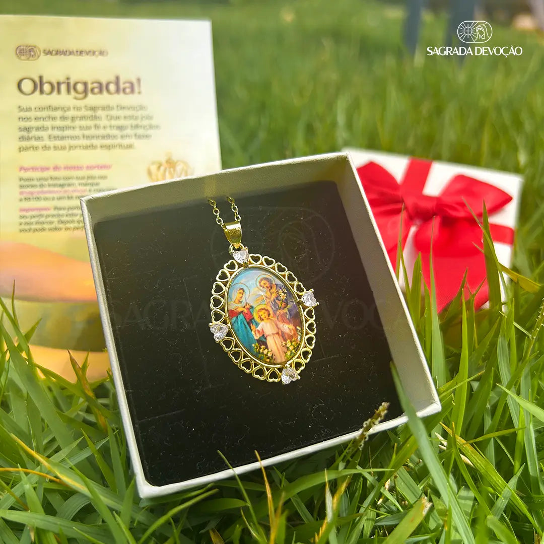 Collar Sagrada Familia con Circonitas en Oro de 18K | Caja de regalo personalizada