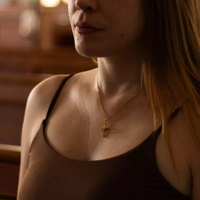 Colar Cruz e Coroa de Cristo – Zircônia Premium & Ouro 14K