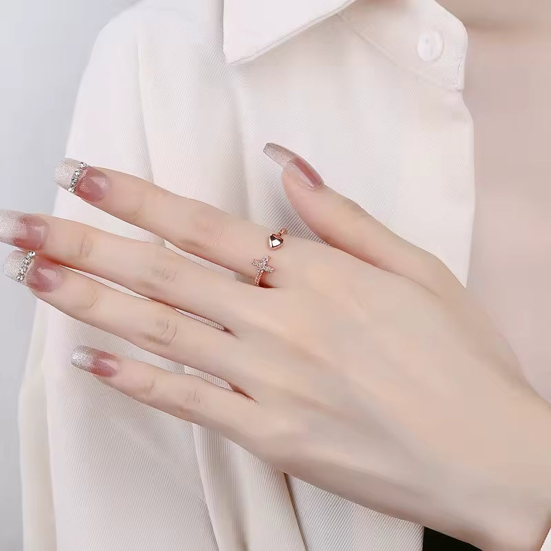 Anel de Cruz com Coração – Anel Religioso Feminino (Ajustável)
