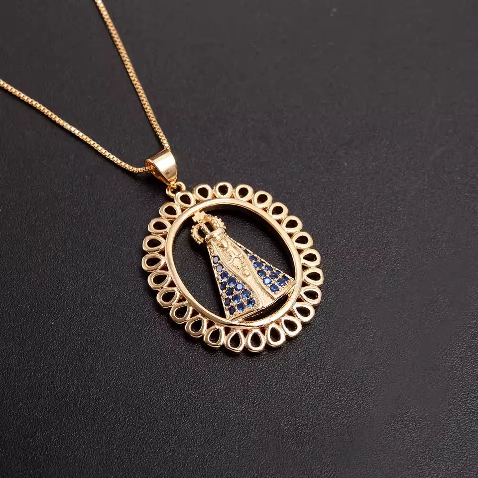 Colar Nossa Senhora Aparecida com Zircônias Azuis – Pingente Religioso Feminino Delicado